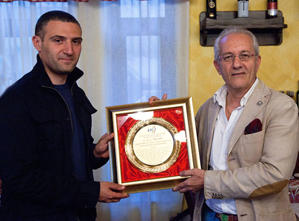 Franco Diara omaggia il tecnico Manno