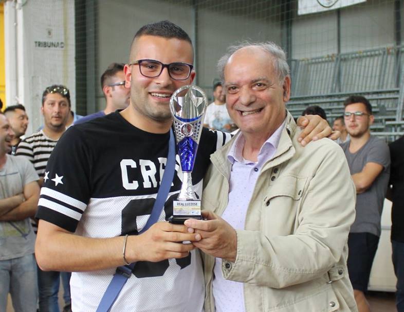Lopetrone, in rappresentanza della REAL LUZZESE, riceve dal Delegato Regionale Della Torre il Premio Fair Play della nostra redazione per la società più corretta della serie C