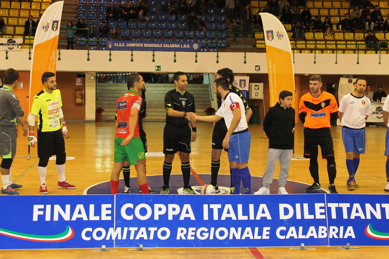 Enotria Five e Futsal Polistena a centrocampo