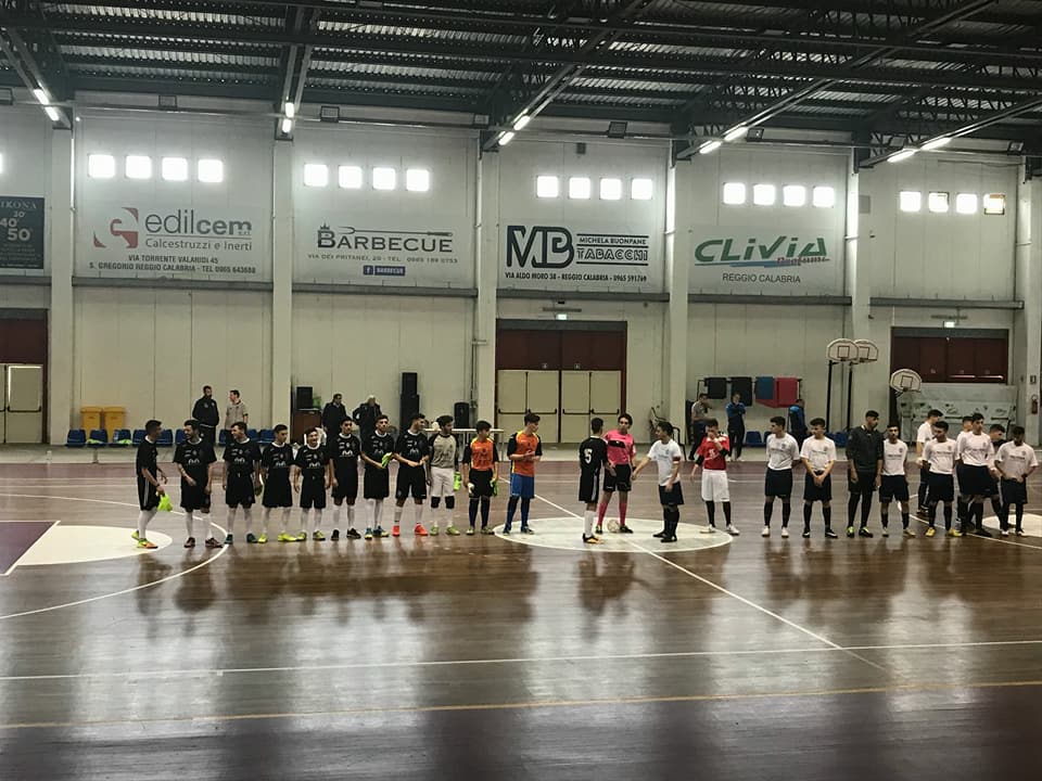 Cataforio e Futsal Club Filadelfia schierate a centrocampo