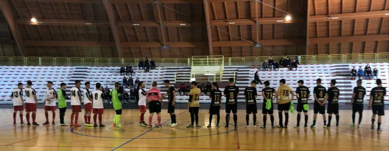 Hellas Cirò Marina e Futsal Fortuna schierate a centrocampo