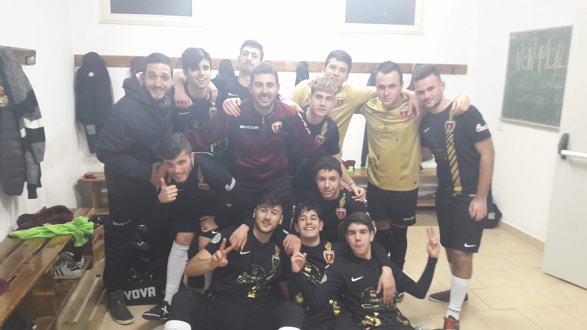 Il Futsal Fortuna festeggia la semifinale negli spogliatoi