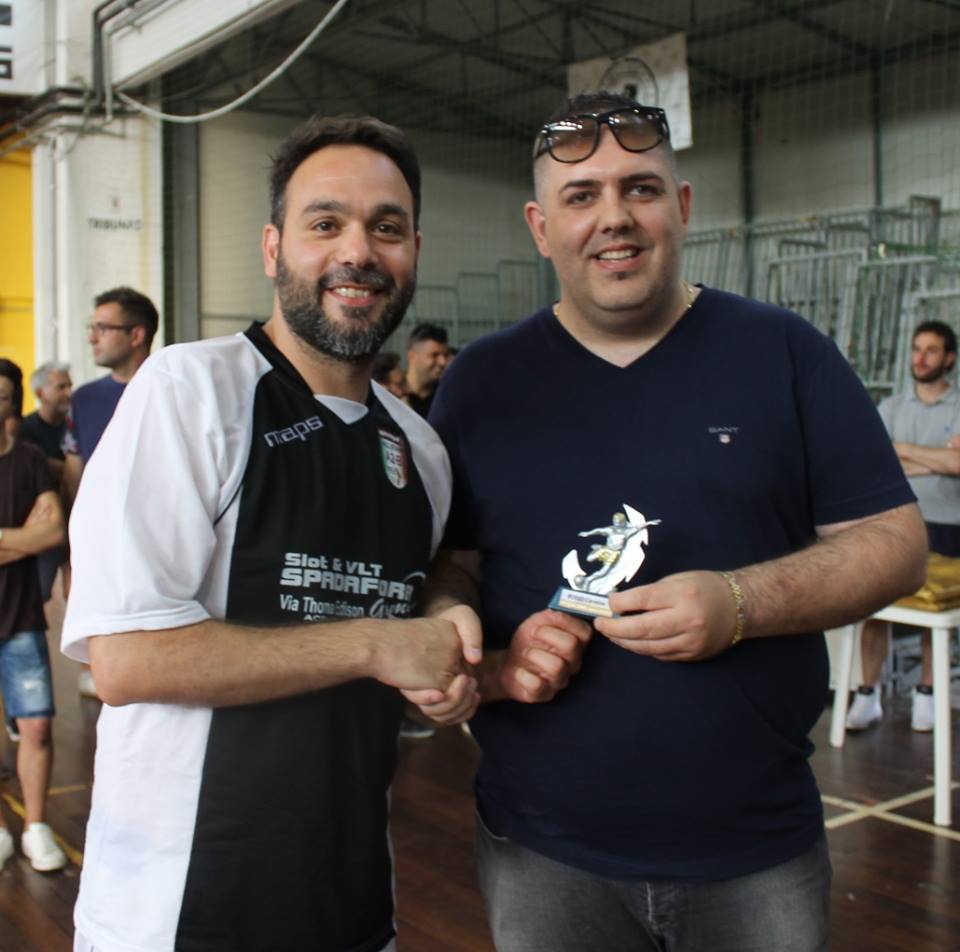 Carmine Russo, premiato da Spadafora in occasione di 'Noi del Calcio a 5'