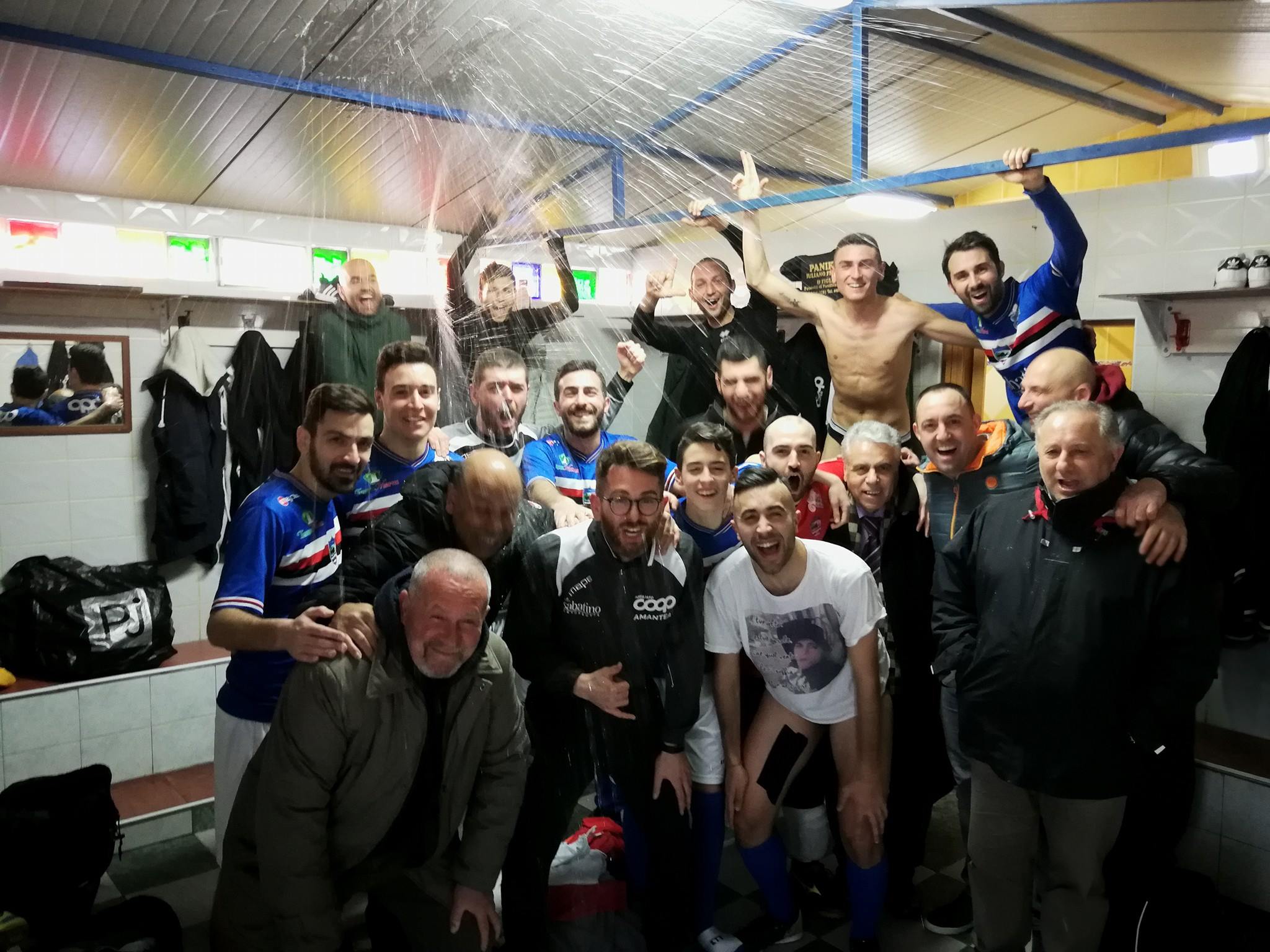 Foto vittoria dell'Amantea dopo il 4-3 all'Enotria Five Soccer