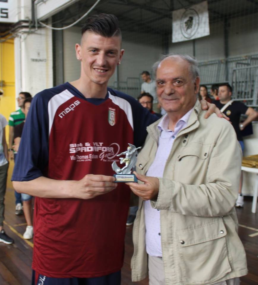 Alessandro Ferraro premiato dal Delegato Regionale C5 Della Torre nel corso della X Edizione di 'Noi del Calcio a 5'
