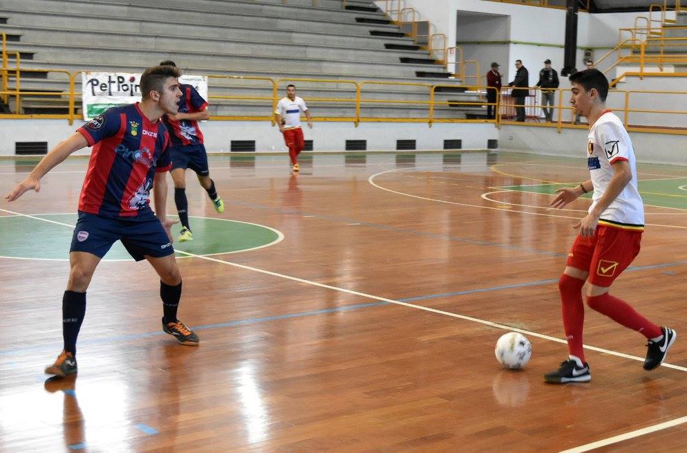 Cristian Fortino (Città di Cosenza) e Luigi Monterosso (Enotria Five Soccer) nella gara d'andata
