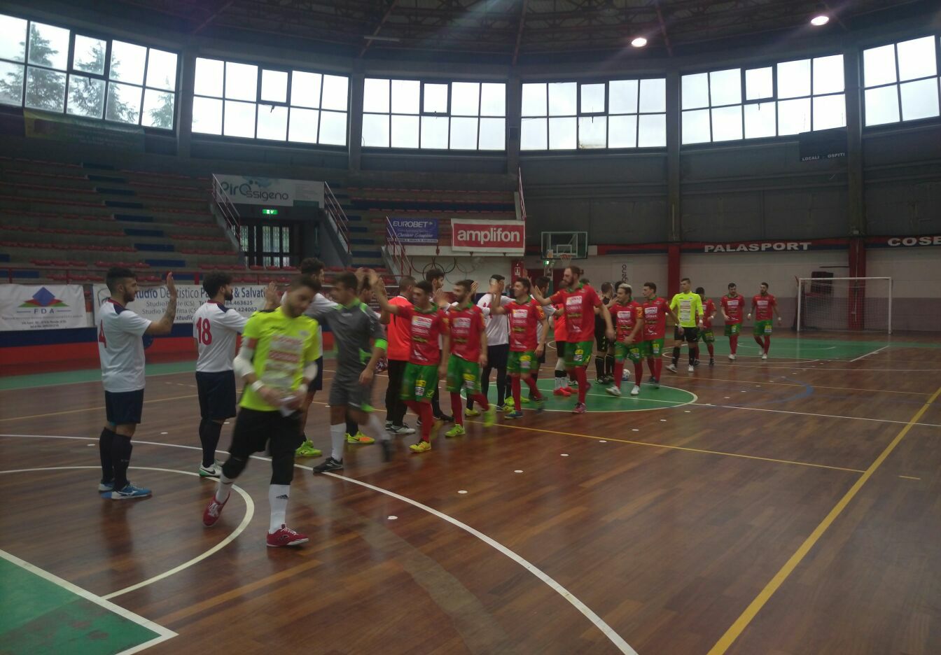 I saluti iniziali tra Città di Cosenza e Futsal Polistena