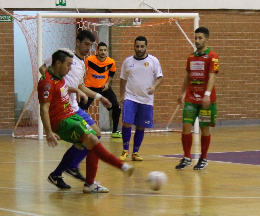 Dile Gomes (Futsal Polistena), contrastato da Gigi Monterosso (Enotria Five Soccer)