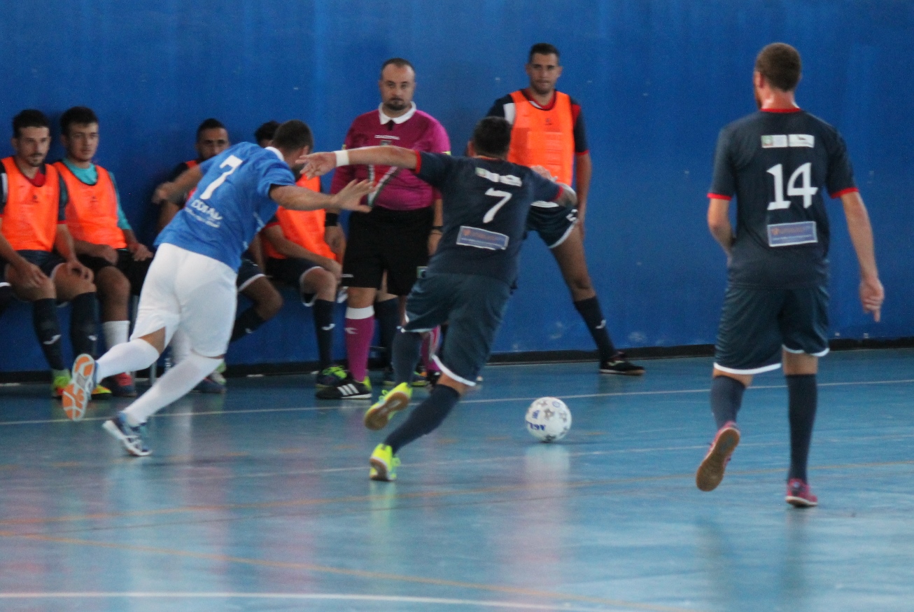 Schiavelli (LM Mirto) e Creaco (Futsal Polistena) in azione