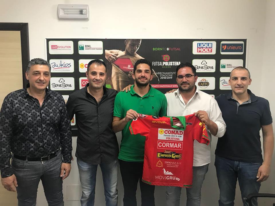 Diogo e alcuni dirigenti del Futsal Polistena durante la presentazione dell'ex Latina