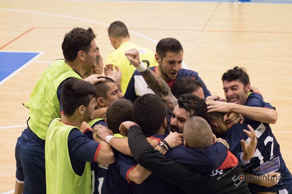 L'esultanza del Futsal Polistena dopo un gol (ph. Valentina D'Elia)