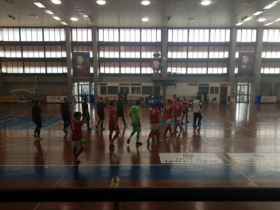 Ingresso in campo al PalaSparti durante una gara di futsal