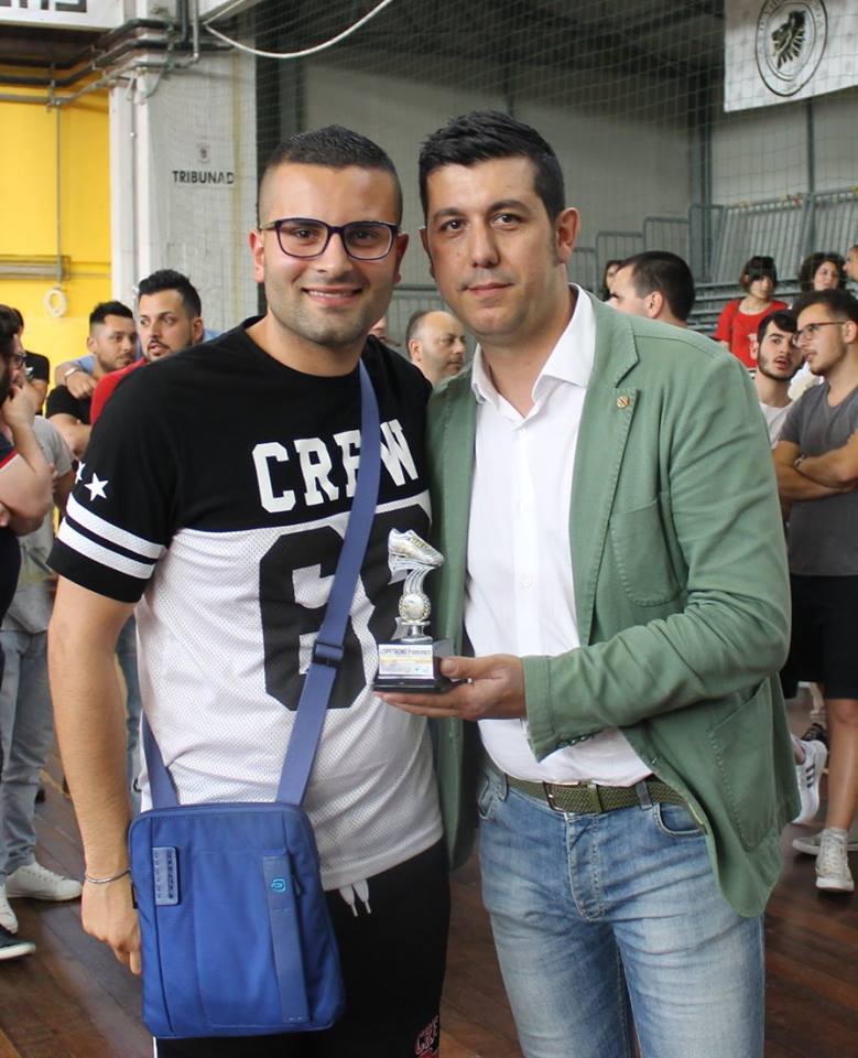 Lopetrone premiato dal Delegato C5 Vibo Valentia Christian Liotti come capocannoniere della C2/A nel corso della X Edizione di 'Noi del Calcio a 5'