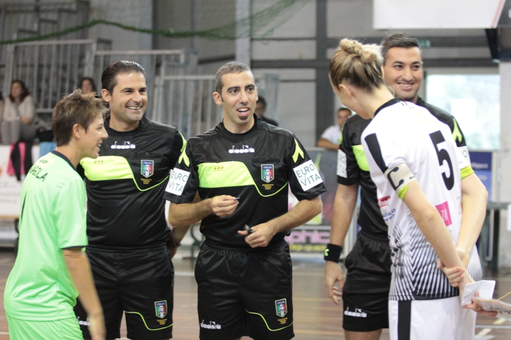 I capitani Fragola e Atz con il trio di arbitri calabresi