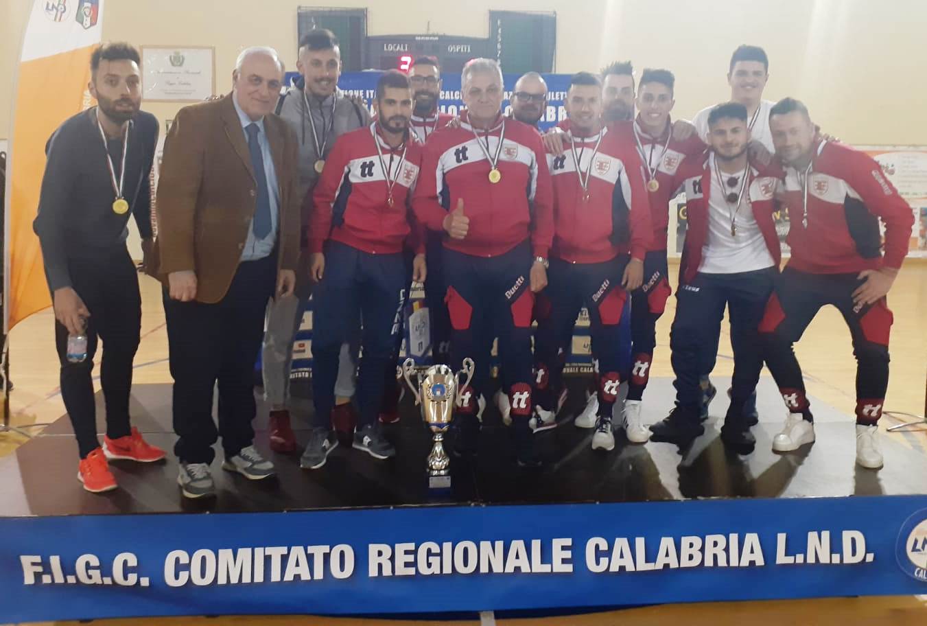 Busa alza con il Prato San Marco la coppa della vincitrice della C2/A