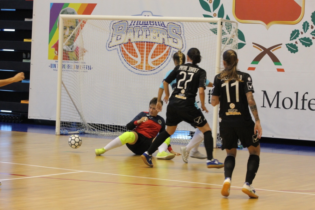 Il portiere Radu a terra sallva su Jornet
